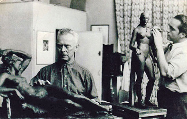 Адольф Рёринг (справа) в мастерской профессора Кернера. Рёринг работает над моделью скульптуры «Истина». [фото  Manfred Witzmann]