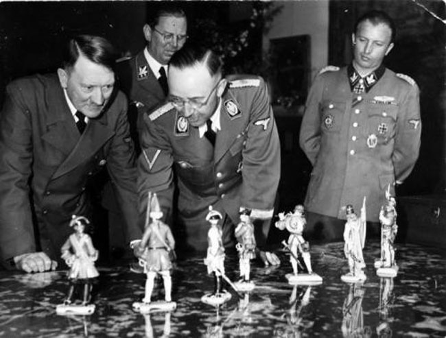 фотография Генриха Хоффманна, сделанная им в Оберзальзбурге 20 апреля 1944 года, на которой Генрих Гиммлер дарит фигуры Allach Адольфу Гитлеру к его 55-му дню рождения.